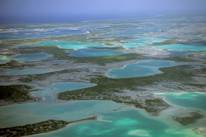 Kiribati está formado por 33 atolones y 1 isla volcánica (clickear para agrandar imagen). Foto: iStockphoto.com